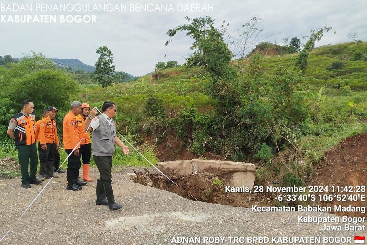 Jalan akses menuju jalur Puncak 2 di kawasan bukit Hambalang, Bogor, Jawa Barat terputus akibat hujan deras pada Rabu (27/11/2024).