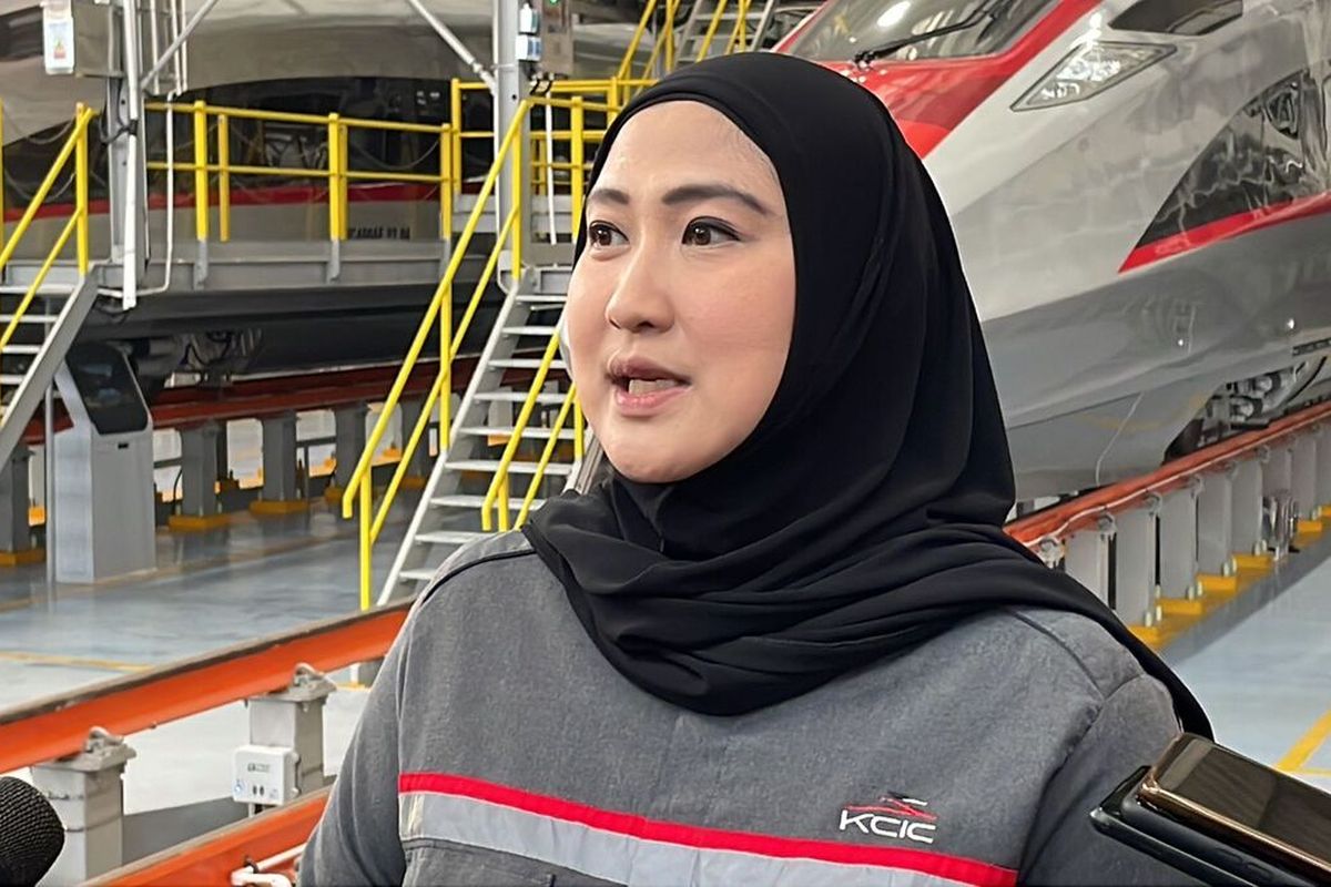 Sejumlah petugas tengah melakukan pemeriksaan terhadap Kereta Cepat Jakarta - Bandung di dalam Depo Tegalluar, Kabupaten Bandung pada Selasa (22/8/2023)