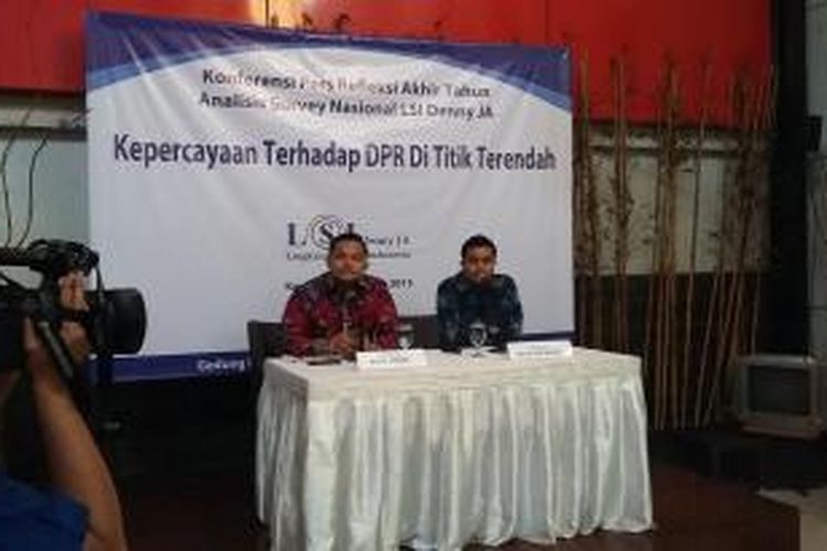 Peneliti Lingkaran Survei Indobesia (LSI) saat memaparkan hasil survei tingkat kepercayaan publik terhadap DPR di Kantor LSI, Jakarta Timur, Kamis (17/12/2015).