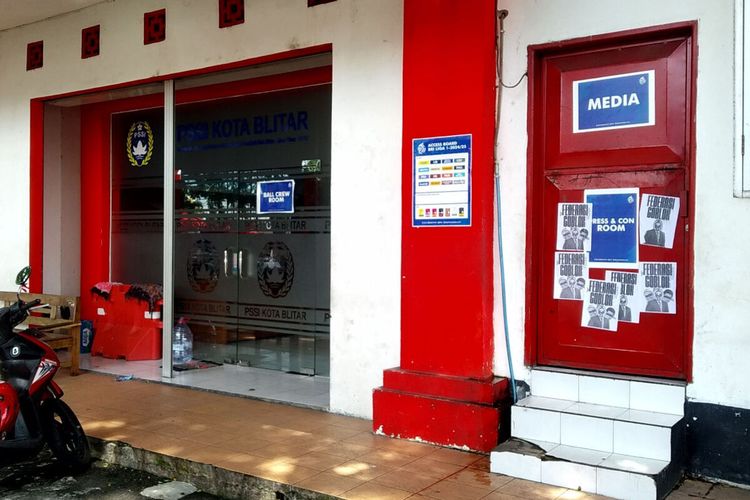 Kelompok orang tak dikenal menempel puluhan poster di pintu Kantor PSSI Kota Blitar, Kamis (9/1/2025), berisi hujatan kepada PSSI atas pemberhentian Shin Tae-yong sebagai pelatih Timnas Indonesia.
