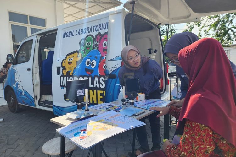 Kenalkan Bahaya Mikroplastik, Ecoton Luncurkan Laboratorium Keliling di Surabaya
