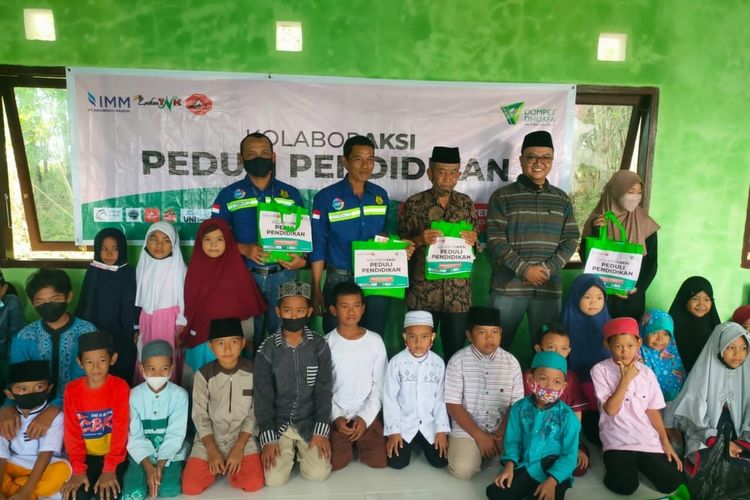 Dokumentasi acara Kolaboraksi Peduli Pendidikan di Kampung Nyerakat Kiri, Kelurahan Bontang Lestasi, Kota Bontang, Kaltim, Minggu (12/12/2021).