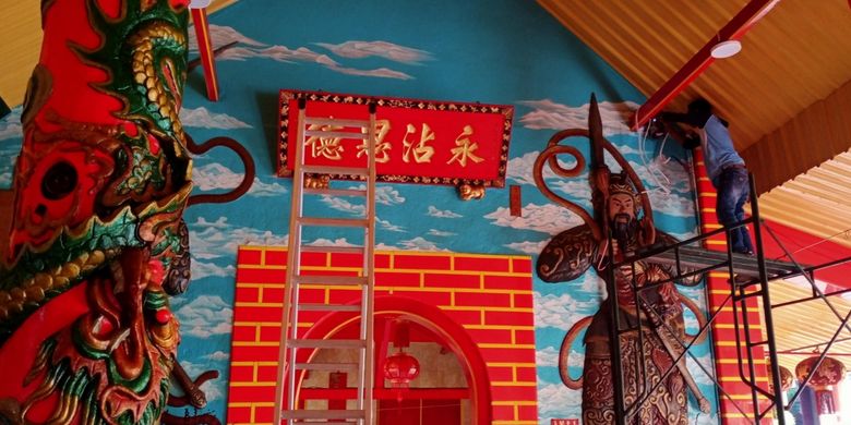 Di Kelenteng Eng An Kiong, Kota Malang nampak salah satu pekerja tengah sibuk berbenah pada Senin (29/1/2024).