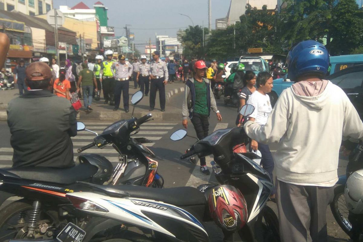 Tukang ojek mangkal di depan Stasiun Pasar Minggu saat akan ditertibkan oleh personel gabungan.