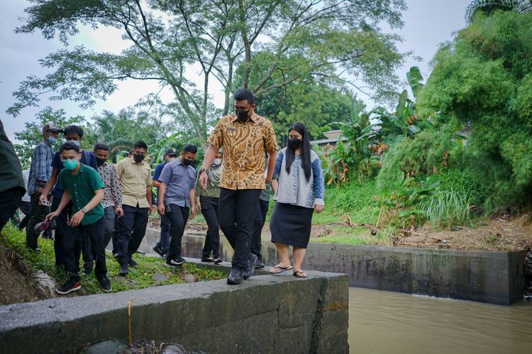 Wali Kota Medan Bobby Nasution bersama TP-PKK Kota Medan Kahiyang Ayu saat mengunjungi Hutan Kota Kanal Jalan Eka Sama, Medan Johor dalam rangka memperingati Hari Lingkungan Hidup (HLH) Sedunia pada 5 Mei, Jumat (4/6/2021).

