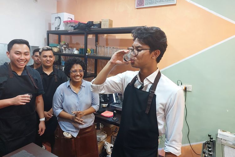 Muhammad Zinedine Alam, saat minum kopi hasil racikannya di kafe Kopi SAa yang mempekerjakan pegawai disabilitas di Kota Kupang, Nusa Tenggara Timur (NTT), Rabu (7/2/2024) petang. 