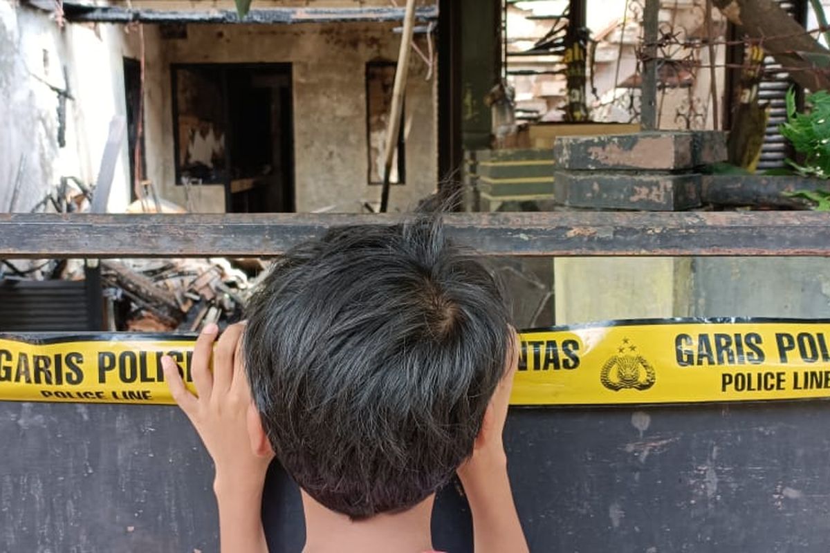 Seorang bocah yang sedang melihat lokasi kebakaran satu unit rumah di Gang DPRD, Jalan Rawa Indah, Kampung Karang Kitri, Margahayu, Bekasi Timur. Rumah itu diduga terbakar akibat pemilik yang lupa mematikan kompor.