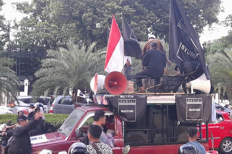 Mobil komando milik rombongan Partai Masyumi saat mengiringi pendaftaran ke Kantor KPU, Jakarta, Minggu (14/8/2022).