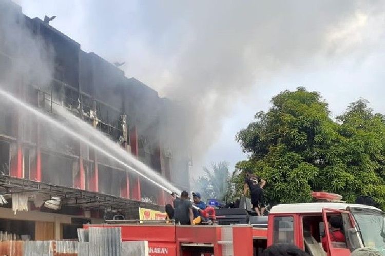 Toko Rezeki di Abepura, Jayapura yang terbakar Rabu (13/10) dini hari mengakibatkan tiga orang meninggal dunia. 