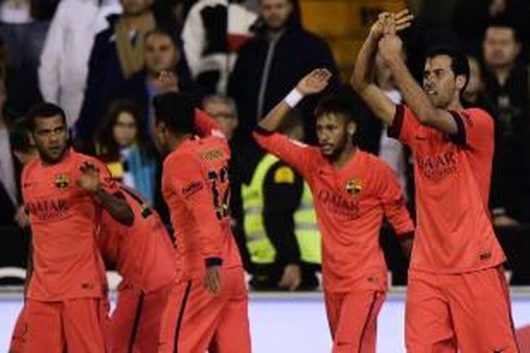 Pemain-pemain Barcelona merayakan keberhasilan rekan mereka, Sergio Busquets (kanan), membobol gawang Valencia, pada pertandingan Primera DIvision La Liga, ci Mastalla, Minggu (30/11/2014). Barcelona memenangi laga itu dengan skor 1-0.