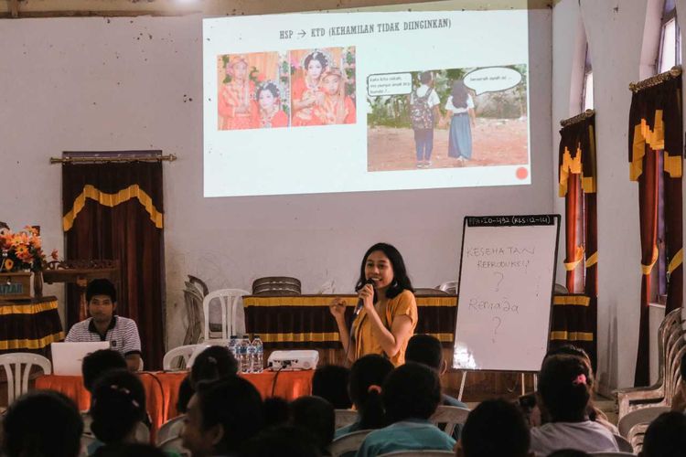 Pendiri Youth Community Tenggara, Mariana Yunita Hendriyani Opat, 28, memberikan edukasi mengenai hak kesehatan seksual dan reproduksi kepada anak anak-anak dan remaja di Nusa Tenggara Timur (NTT) sebelum terjadi pandemi beberapa waktu lalu. Dari 2016 hingga 2019, sedikitnya sudah ada 2.000-an anak dan remaja di 43 komunitas di wilayah NTT yang mendapatkan akses informasi dari Tenggara.