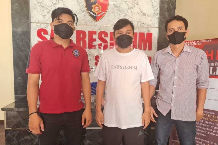 Seorang buronan berinisial KV, terkait kasus sopir truk ilegal yang ditumbalkan bossnya di Kabupaten Sekadau, Kalimantan Barat (Kalbar) ditangkap. KV ditangkap saat tengah duduk manis minum kopi di sebuah kedai di Kota Pontianak, Rabu (5/10/2022) kemarin.