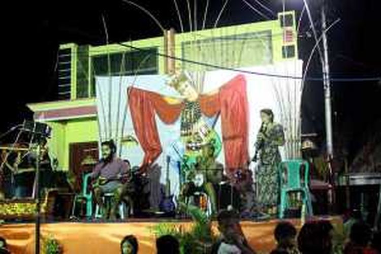 Para seniman dari dalam dan luar negeri memeriahkan Festival Kampung Tumenggungan di Banyuwangi, Jawa Timur, yang berlangsung pada Sabtu (16/1) dan Minggu (17/1/2016). Tumenggungan, kampung seni di Banyuwangi, kini bertransformasi menjadi kampung seni internasional karena kehadiran para seniman tersebut.