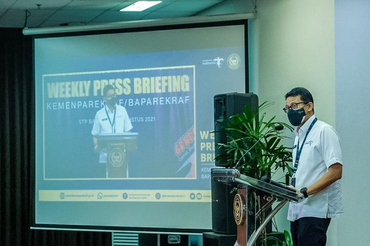 Menteri Pariwisata dan Ekonomi Kreatif, Sandiaga Uno, saat konferensi pers di Bandung, Senin (23/8/2021). 