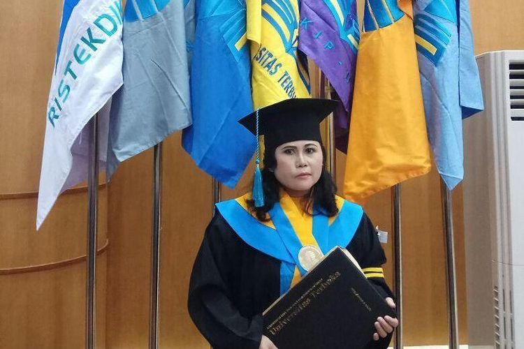 Pekerja Migran Indonesia yang berhasil meraih gelar sarjana di Universitas Terbuka.