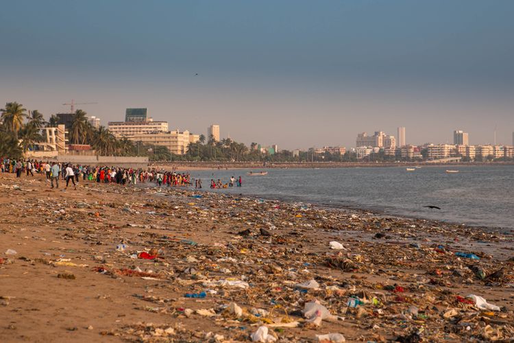 Pantai Chowpatty di Mumbai, India. 