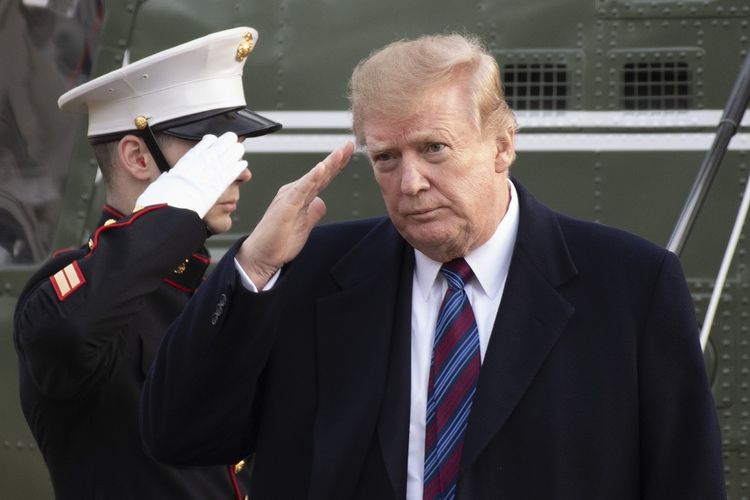 Presiden Amerika Serikat Donald Trump memberikan penghormatan ketika kembali ke Gedung Putih selepas menjalani tes fisik tahunan di Rumah Sakit Militer Walter Reed pada Jumat (8/2/2019).