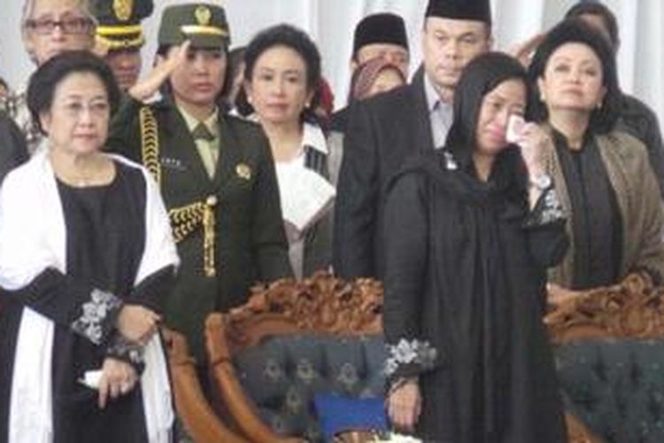Putri Taufiq Kiemas, Puan Maharani, tak mampu menahan tangis saat jenazah ayahnya akan dilepas dari Bandara Halim Perdanakusuma, Jakarta Timur, untuk dimakamkan di TMP Kalibata, Jakarta Selatan, Minggu (9/6/2013).