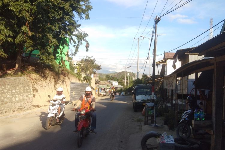 Tiang listrik di sepanjang ruas jalan Soekarno Hatta atas cs sejauh 2,2 kilometer di Labuan Bajo, Kabupaten Manggarai Barat, Nusa Tenggara Timur (NTT)