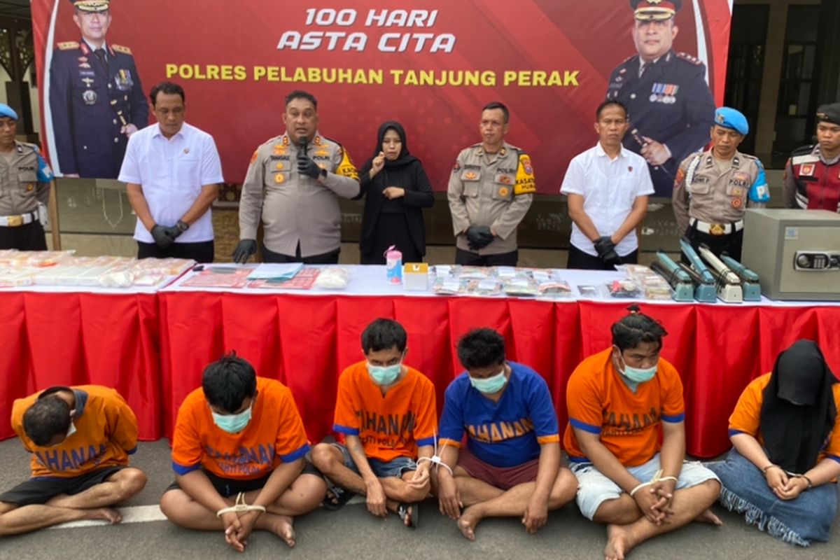 6 pelaku pengedar sabu berhubungan dengan Kampung Narkoba Surabaya, Senin (25/11/2024).