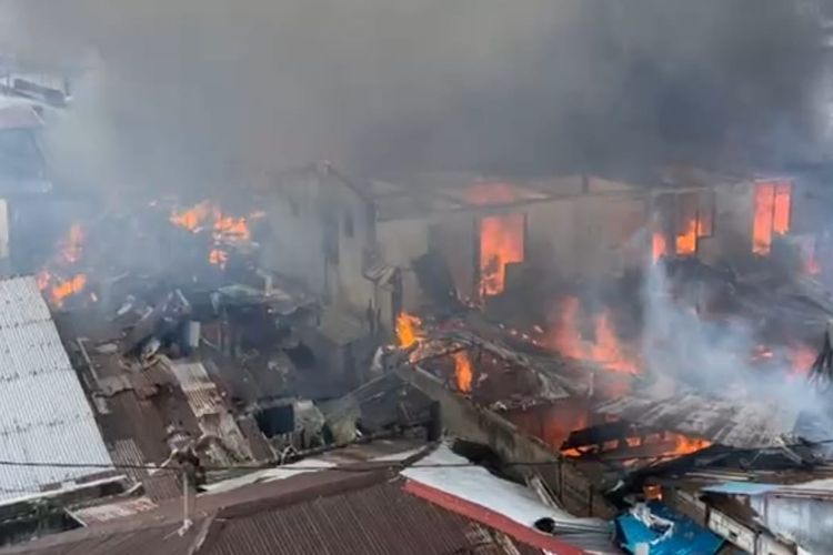 Kebakaran Hebat di Ambon Hanguskan Belasan Rumah dan Kos-kosan, 3 Orang Dilarikan ke RS