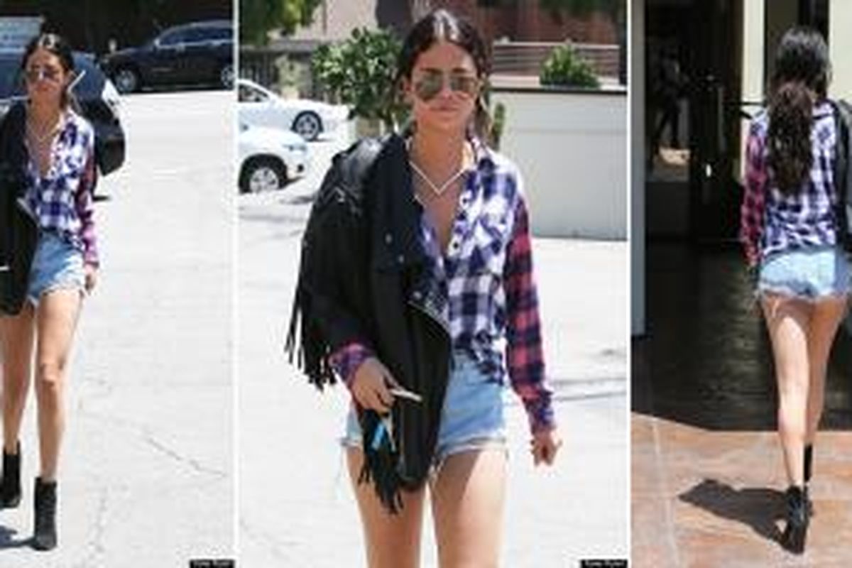 Selena Gomez tertangkap kamera sedang berjalan-jalan mengenakan celana super pendek