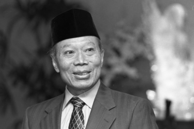 Pengusaha H. Probosutedjo, saat peluncuran bukunya, Ngundhar Roso Mulat Sariro (Mengungkap Isi Hati dan Mawas Diri), di Hotel Le Meridian Jakarta, Senin malam, 26 September 1994. Buku setebal 223 halaman tersebut, berisi kumpulan artikel Probo yang dimuat di Harian Berita Buana.
