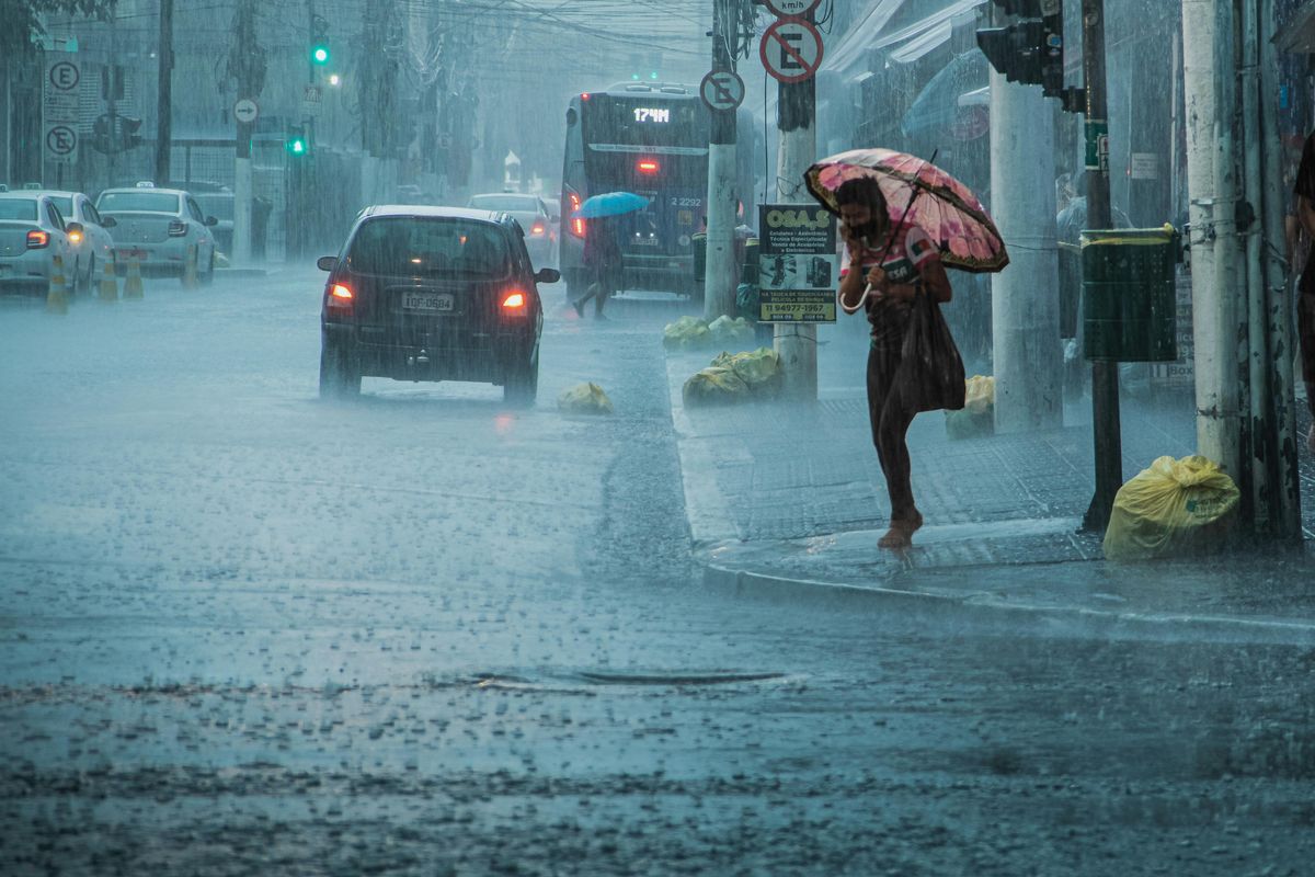Badan Meteorologi, Klimatologi, dan Geofisika (BMKG) memperkirakan sebagian wilayah Indonesia akan diguyur hujan pada Kamis (15/5/2025).
