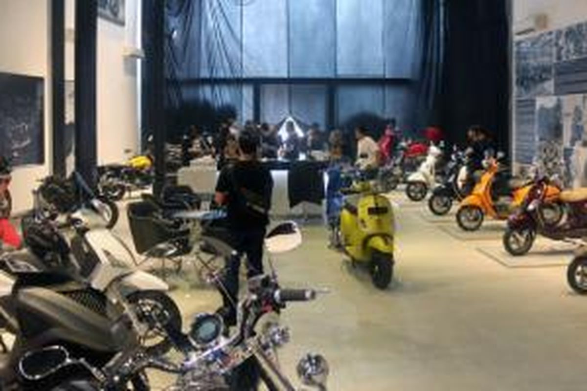 Suasanan diler yang memamerkan empat produk Piaggio Indonesia, Vespa, Piaggio, Moto Guzzi, dan Aprilia