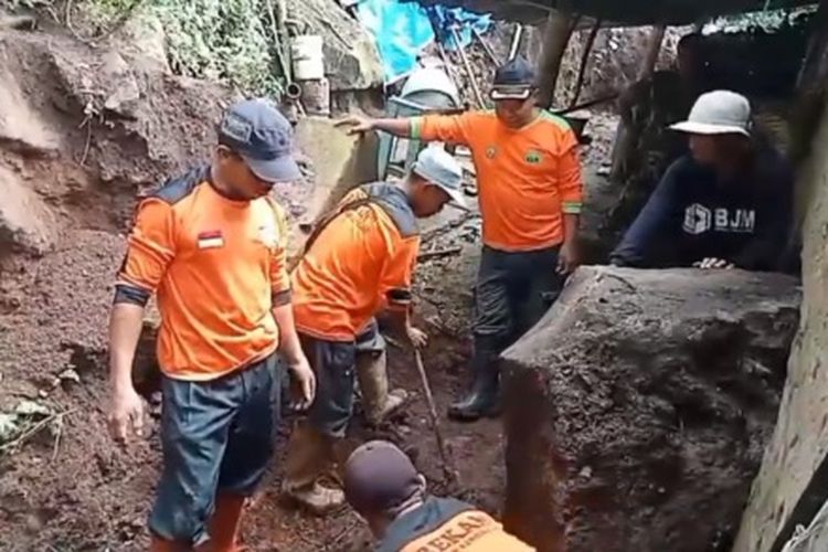 Batu dengan diameter lebih dari 1 meter menghantam rumah bagian belakang warga di Kbaupaten Ngawi pascahujan deras mengguyur. Tidak ada korban jiwa dalam kejadian tersebut, namun batu berukuran lebih dari 1 meter merusak tembok dan dapur milik Boniran.