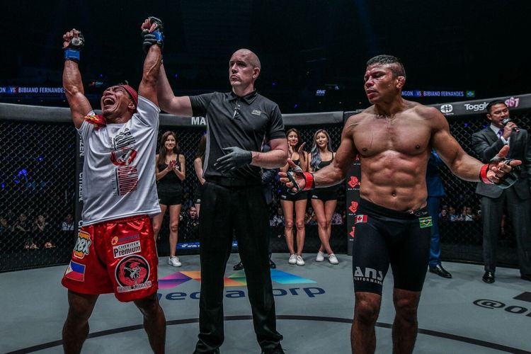 Atlet seni bela diri campuran atau mixed martial arts ( MMA) asal Filipina, Kevin Belingon, berhasil meraih gelar juara dunia bantamweight (kelas bantam) setelah mengalahkan lawannya, Bibiano Fernandes (Brasil) dalam laga ONE Championship bertajuk ONE: Heart of The Lion yang digelar di Singapura, tepatnya di Singapore Indoor Stadium, Jumat (9/11/2018).