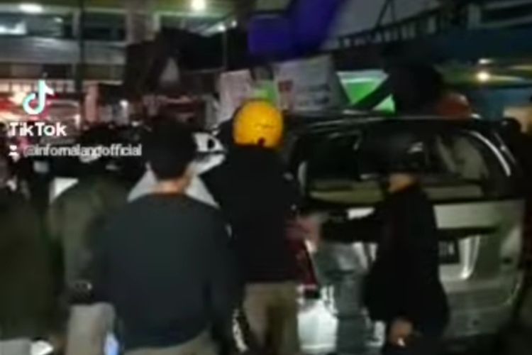 Video viral memperlihatkan kejar-kejaran antara mobil Polisi dengan kendaraan Toyota Innova bernomor polisi DK 1125 OW di Kota Malang, Jawa Timur. 