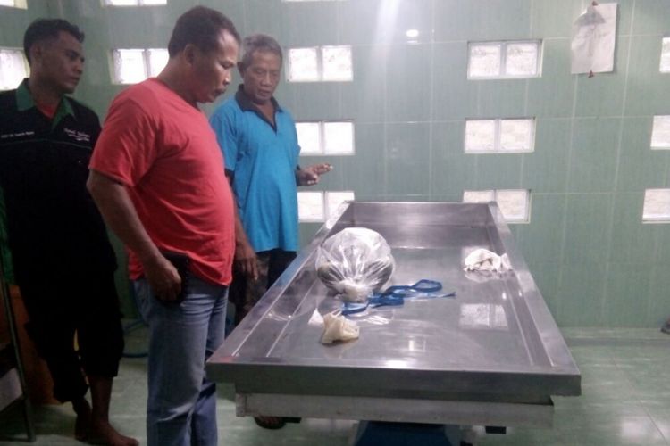 Usai diotopsi jenazah bayi berjenis kelamin perempuan yang diitemukan di Sungai Bengawan Solo dibungkus dan disemayamkan di RSUD Dr Soeroto Ngawi, Jawa Timur, Sabtu ( 18/11/2017).