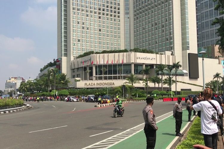 Pengendara Ojol melintas di Jalan Thamrin sesaat sebelum parade pebalap MotoGP, Rabu (16/3/2022)