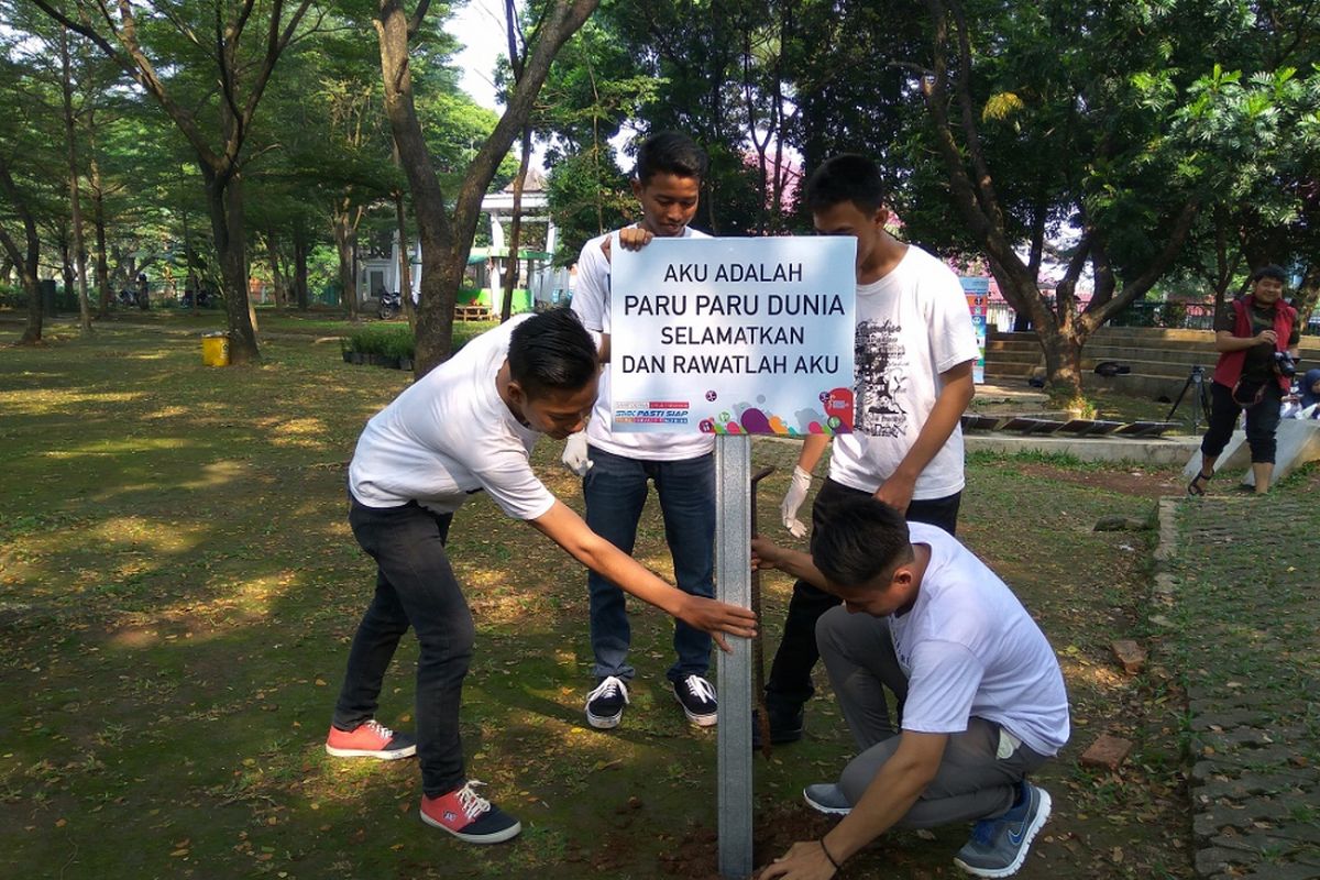 Peserta program SMK Pasti Siap melakukan kegiatan bakti sosial di Taman Tegar Beriman Cibinong, kompleks perkantoran Pemda Kabupaten Bogor, Rabu (17/5/2017).