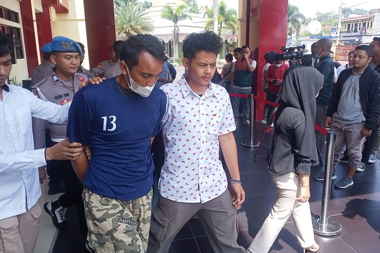 Kapolresta Bandung Kombes Pol Kusworo Wibowo saat mengintrogasi pelaku pembacokan mantan Ketua Komisi Yudisial Jaja Ahmad Jayus dan Putri nya Rahmi Dwi Utami di Mapolresta Bandung, Soreang, Kabupaten Bandung pasa Rabu (29/3/2023).