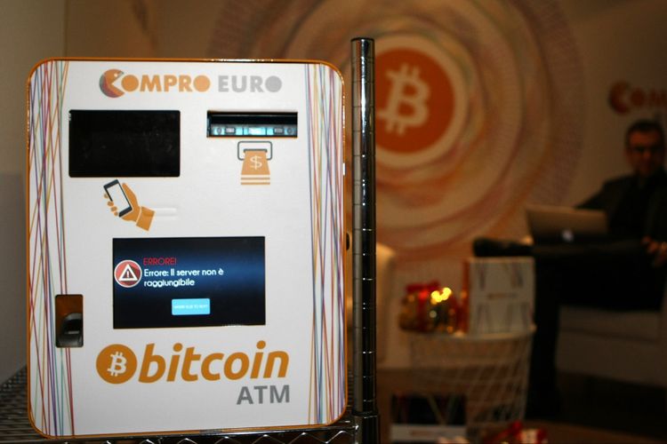Mesin ATM bitcoin di Italia. Gambar diambil pada 11 Desember 2017. 
