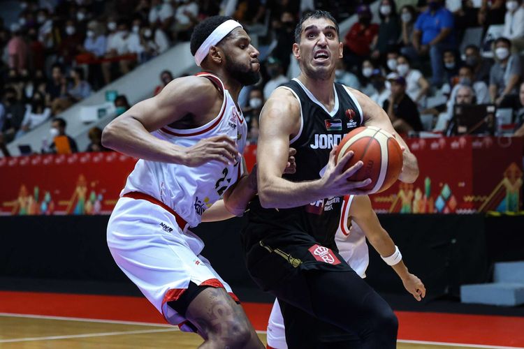 Pebasket timnas Yordania, Ahmad Al Dwairi mencoba mencetak poin saat melawan timnas Indonesia pada laga kedua Grup A FIBA Asia Cup 2022 di Istora Senayan, Jakarta, pada Kamis (14/7/2022).  Timnas basket Indonesia kalah 65-74 dari Yordania.