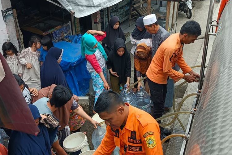 Ratusan Warga di Nanggung Bogor Terdampak Kekeringan, BPBD Salurkan 5.000 Liter Air Bersih