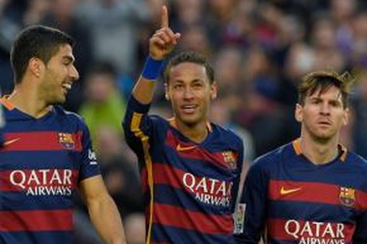 Tiga pemain depan Barcelona yaitu Luis Suarez, Neymar, dan Lionel Messi merayakan gol ke gawang Real Sociedad, 28 November 2015.
