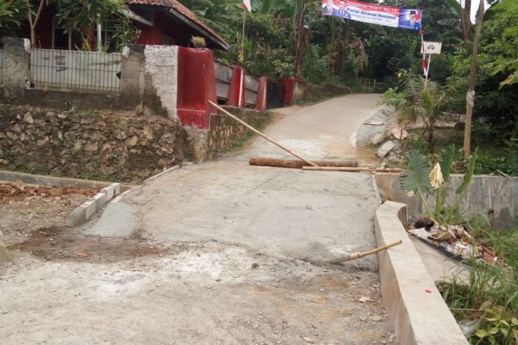 Kondisi terkini jembatan di Kampung Rawageni, Kelurahan Ratujaya, Kecamatan Cipayung, Depok pada Selasa (29/8/2017). Jembatan ini diketahui diperbaiki dari dana hasil swadaya masyarakat setempat.