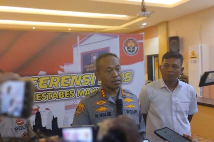 Kapolrestabes Makassar Kombes Pol Mokhamad Ngajib didampingi Kasat Reskrim Polrestabes Makassar AKBP Ridwan JM Hutagaol saat ekspose pengungkapan hasil penyelidikan Kebakaran sekolah Tahfiz di Mapolrestabes Makassar, Jalan Ahmad Yani, Kota Makassar, Sulsel, Kamis (25/5/2023)