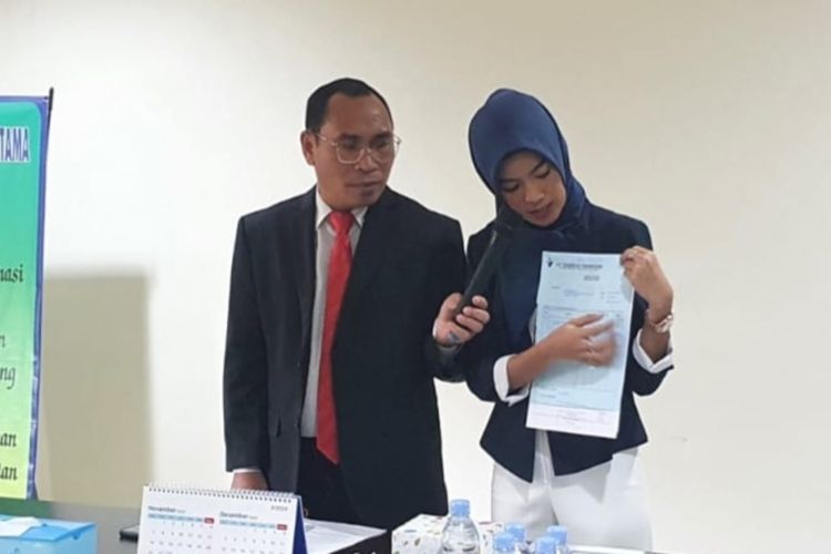 Manager Bidang Hukum, PT. Yarindo Farmatama, Vitalis Jebarus saat memperlihatkan dokumen kepada media di pabriknya, di Kawasan Industri Modern Cikande, Kabupaten Serang, Banten.