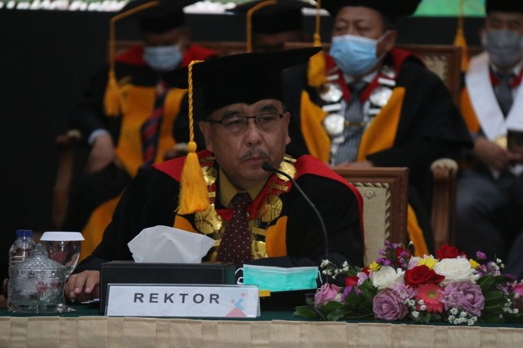 Rektor Universitas Pendidikan Indonesia (UPI) Solehuddin menghadiri acara wisuda yang diselenggarakan secara daring pada Rabu (24/2/2021).