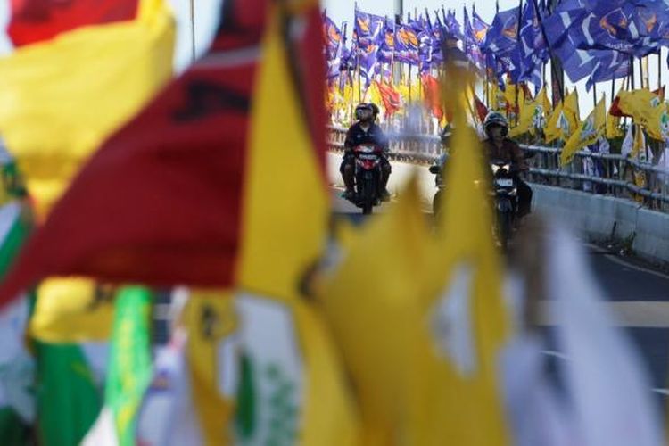 ILUSTRASI: Bendera partai-partai politik  berkibar di jalanan mencoba merebut perhatian masyarakat di masa pemilu legislatif 2014. Foto diambil di Kawasan Matraman, Jakarta, Minggu (6/4/2014). 