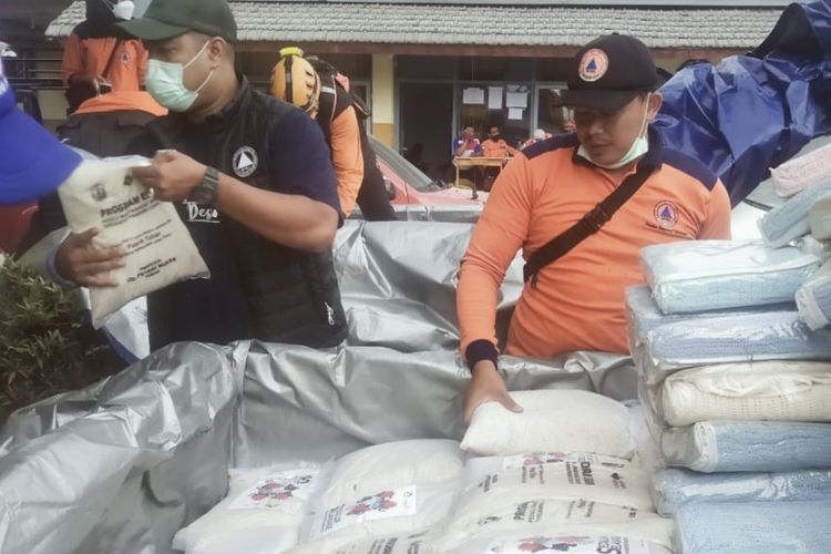 Bantuan yang diserahkan Pemkab Kediri untuk korban bencana erupsi Gunung Semeru