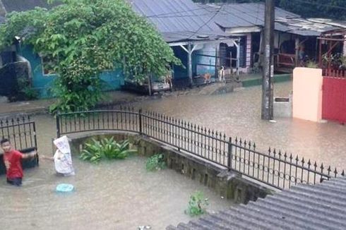 Banjir di Kompleks Dosen IKIP Jatikramat hingga 150 Cm