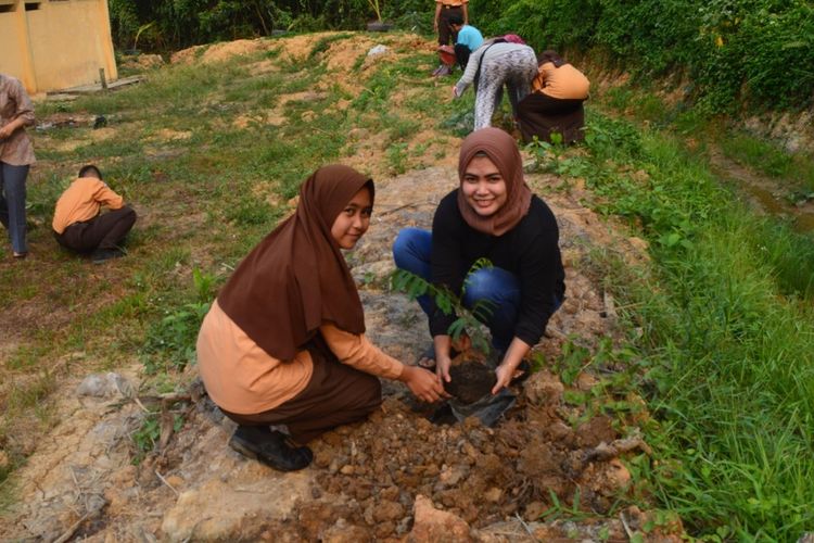 SMPN 4 Tenggarong Kalimantan Timur menggelar aksi 1 orang tanam 1 pohon melibatkan siswa, pendidik, orangtua dan masyarakat pada 17 dan 30 September 2019 di lingkungan sekolah.  