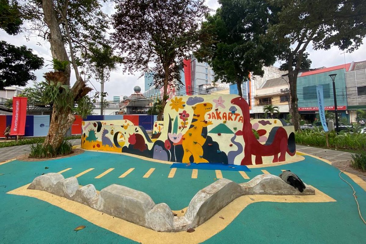 Salah satu wahana bermain di area Plaza Anak yang ada di bagian belakang Taman Literasi Martha Christina Tiahahu di Jakarta Selatan.