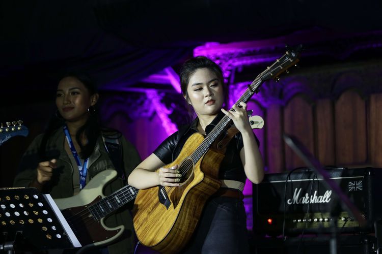 Gitaris Josephine Alexandra tampil dalam acara Gitaris Untuk Negeri: Donasi Gempa Cianjur di Bentara Budaya Jakarta, Rabu (7/12/2022). Sebanyak 59 musisi menyajikan musik kolaborasi di atas panggung konser amal untuk korban gempa Cianjur secara sukarela.